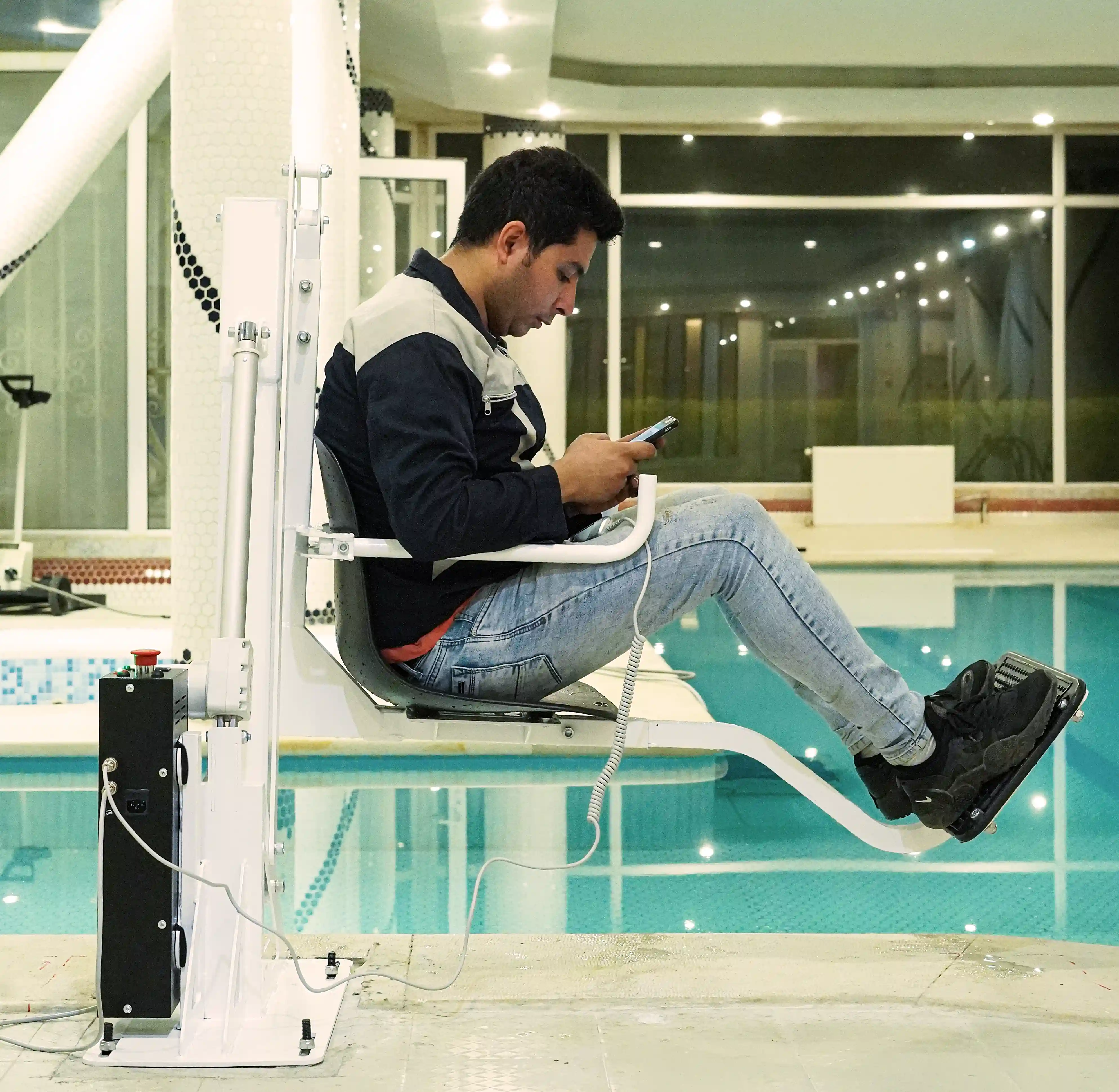 Pool Lift یا بالابر استخری چیست؟ راهنمای کامل